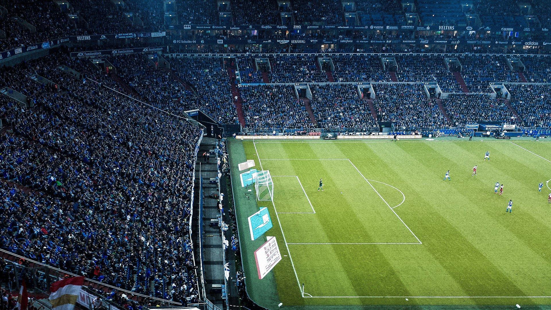 裁判争议再起!VAR判罚引发球迷激烈争论,比赛结果悬而未决