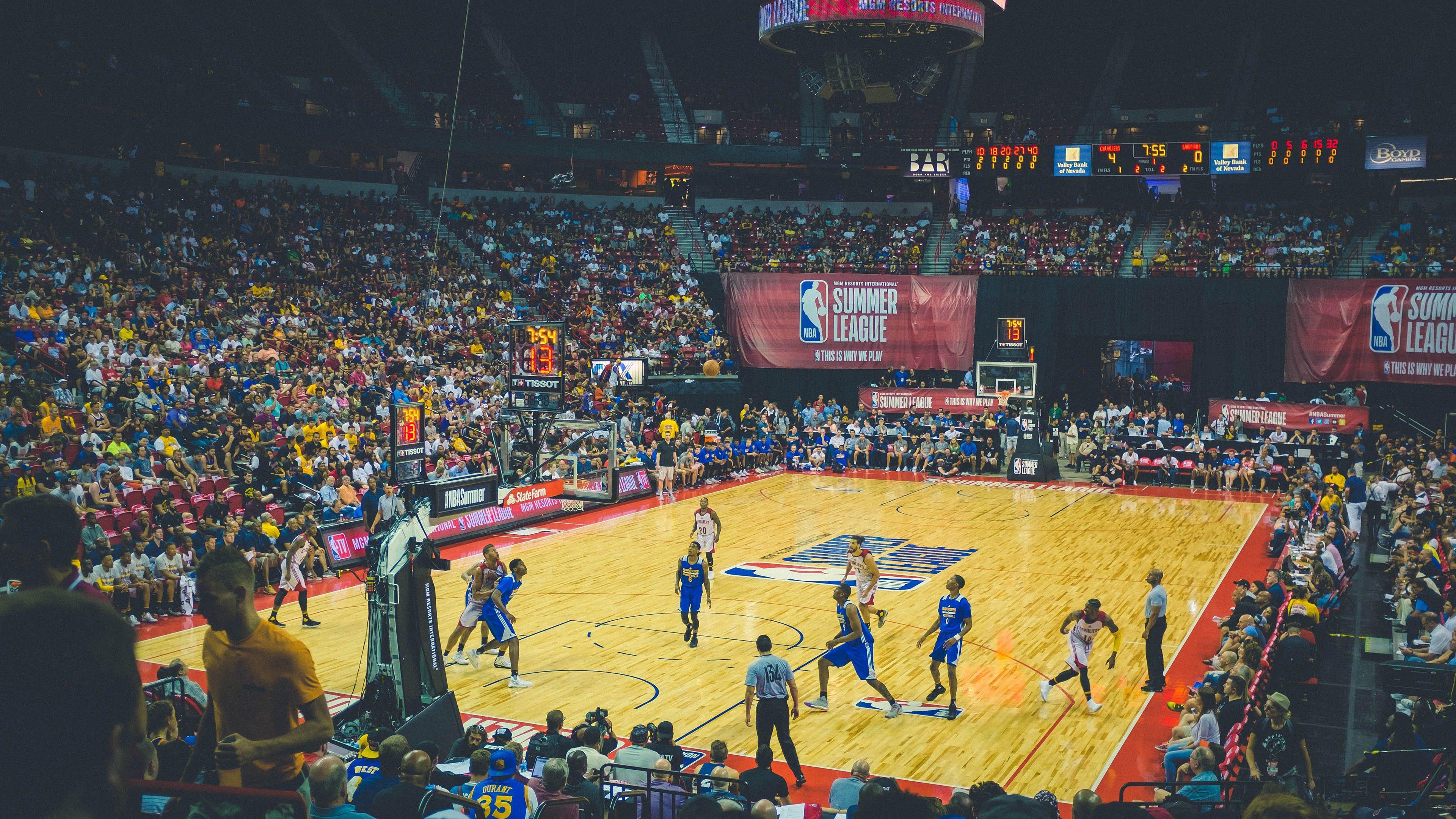 库里狂砍50分率勇士逆转取胜,创多项历史纪录